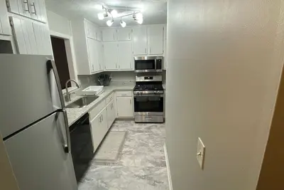 Image de Entire 2 bedroom townhouse. 10 min from airport.