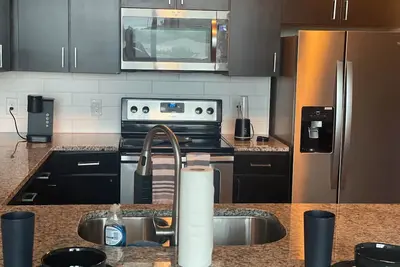 Image de Stylish high rise in the middle of high end living!