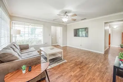 Image de 4689 E Cambridge House · Fresno Airport Wonderfull Home King Bed, deep bath