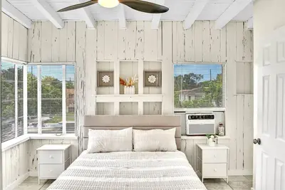 Image de Discover Our Riverfront One-Bedroom Getaway Ideal for Couples or Solo Travelers