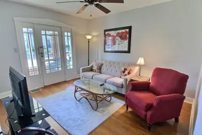 Image de Big Bad Apartment- steps away from Barrett Ave Corridor