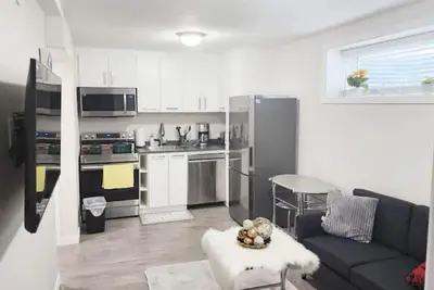 Image de Beautiful newly built one bedroom suite. This is a home away from home.