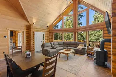 Image de Dog-friendly log cabin with game room and fire pit