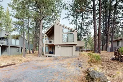 Charming home with fireplace, hot tub, WiFi, Sharc access, bikes