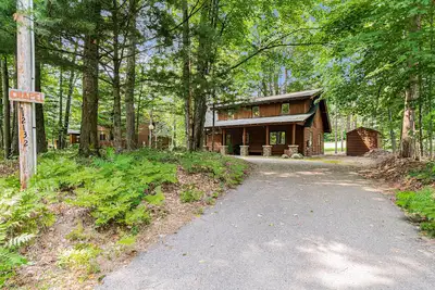 Image de The Log Cabin | House in Thompsonville walking distance to resort amenities