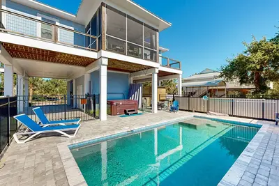 Image de Dog-friendly house near beach with 2 kayaks, private pool & enclosed patio