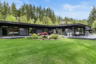 Image de Waterfront Luxury Home in a recreational Paradise!