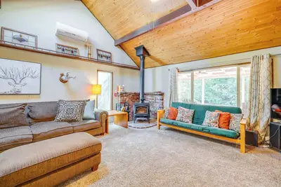 Image de Pet-Friendly Ocean Park Rental w/ Outdoor Fire Pit