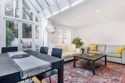 Image de Sunny, 2bed 2bath, garden apartment near Hyde Park