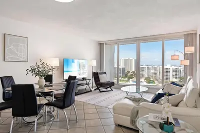 Image de Beach Front 2 Bed + 2 Bath Beach Front Condo in Hollywood Beach
