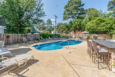 Image de Versatile Rva Oasis on Monument Ave; Pool is open!