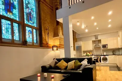 Image de Magical Converted Church Duplex Apartment, Close to Harry Potter Studios