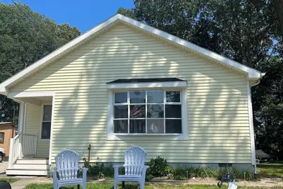 Image de Enjoy fishing, the beach, or nights around the firepit. Minutes to boat ramp.