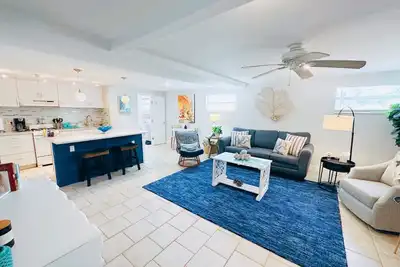 Image de LaLa`s Beach House, Two! - Walking Distance to the Beach and Great Shopping!