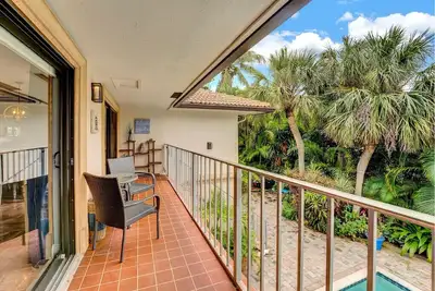 Image de Gorgeous, fully renovated, top floor in boutique Bldg. Dogs, Beach Access