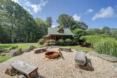 Image de 7 Mi to Beech Mountain Skiing: Home w/ Fire Pit