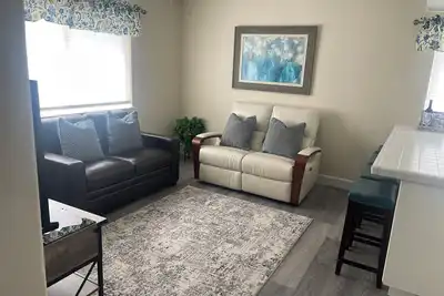 Image de Modern Haven in Klamath Falls - A Stylish Home Away from Home