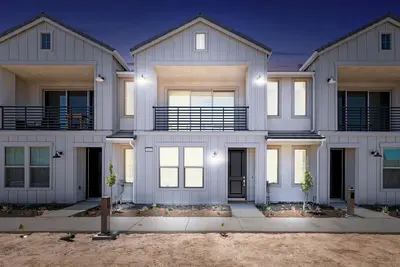 Image de New Construction, beautiful condo in Ne Fresno. Adjacent to walking trails and