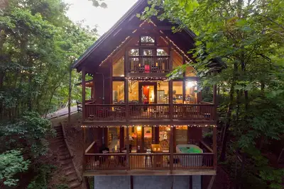 Image de Gatlinburg Cabin, Mountain Woods, Hot Tub, Game Room, 2 King Beds, Workout Area