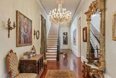 Image de Pedigreed Upscale 9br Home Blends History & Luxury