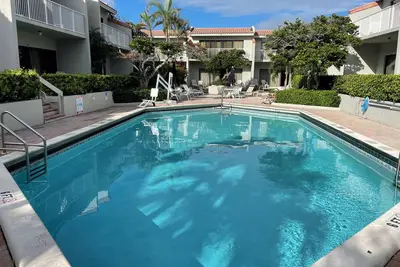 Image de Three bedroom, three bathroom condo located across from the beach in Boca. \n