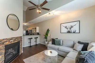 Image de 5 minutes from Dal Airport! Renovated 2 Bed 2 Bath Condo with Pool
