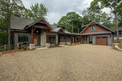 Image de New Custom Home in Chinquapin Rich with Amenities