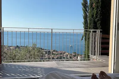 Image de Romantic retreat above Lake Garda with spectacular view only 5 mins to the lake