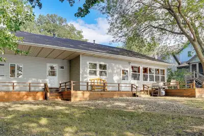 Image de Waterfront Spirit Lake Vacation Rental w/ Dock!