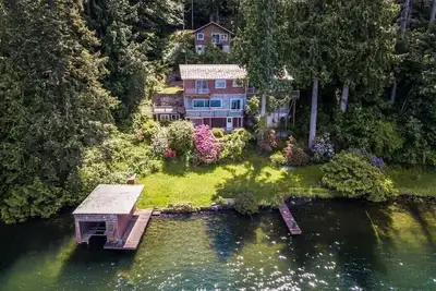 Image de Large lake house on Lake Whatcom!