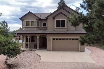 Image de The Glen House, a lovely 4 bedroom home in Palmer Lake, with hot tub, and views!