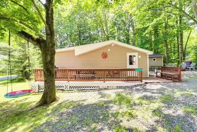 Image de Walk to Beaches: Tree-Lined Pocono Lake Retreat!