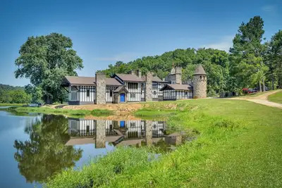 Image de Missouri Castle w/ Private Lake, Pool & 100 Acres!