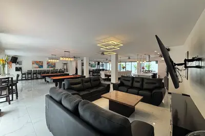Image de 17 Room \"All-Inclusive\" Vip New Luxury Mega House - Gym\/Elevator\/Spectacular
