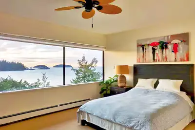 Waterfront Room with Private Bath and Deck Near Marina, Private Beach Access