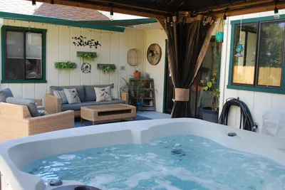 Image de Sweet & Cozy, Bird Themed Nest, w\/ Hot Tub & Fire Pit. 9 min to Turtle Bay