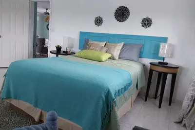 Image de Quiet 2 bedroom apartment  near beaches, bars, restaurants/Parking /Garden