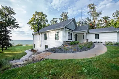 Image de Sunnier Daze : Longer Days, Brighter Skies – Enjoy Spring on the Shores of Lake Michigan!