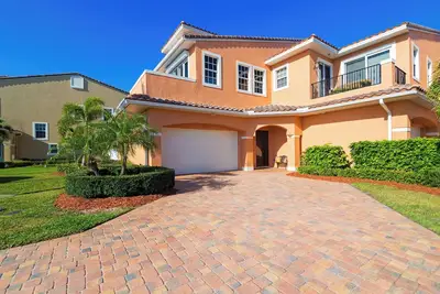 Image de The Coral Escape – Beachside Bliss with Pool, Fire Pit, Fenced Yard, Screened Patio & Shuffleboard!