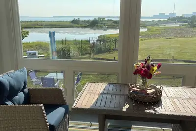 Image de Oceanfront Beach House lay in bed and hear the waves, boats, birds