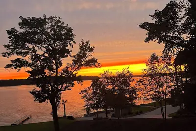 Image de Waterfront Lake Greenwood Home