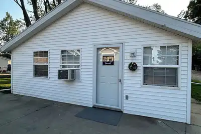 Image de Gun Lake Cute Little Cottage steps from beach w boat slip. Now renting for 2025!