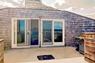 Image de 1 bedroom penthouse, 3rd floor condo overlooking Ocean & Westport Harbor, Ma.