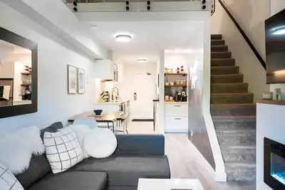 Image de Renovated Spacious Loft with Pool & Mountain View