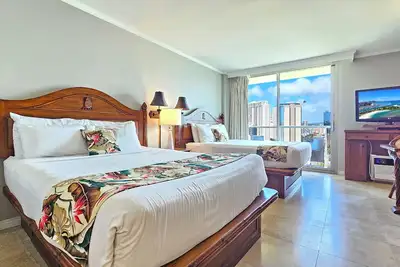 Image de 2 Queen Beds Studio Luana Waikiki #1401 Offers Pool & Gym!