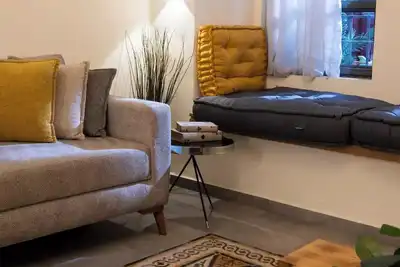 Image de 250m² Huge 3bdr 2. 5Bath Queit and Central