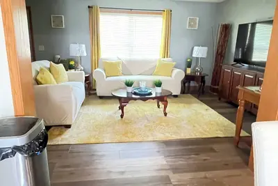 Image de Beautiful 3br, 1. 5 bath home centrally located in the heart of Milwaukee.