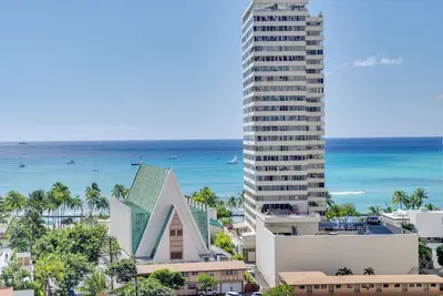 Image de One King bedroom suite plus Sofabed Sleeps 4 - Waikiki Banyan 614 Tower 1