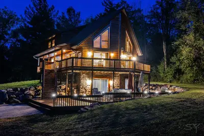 Devils Lake Escape -New Owners! ! Sleeps 12 -8 Beds Walk To The Park