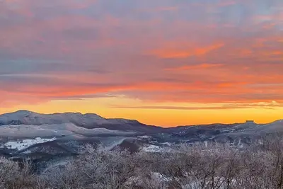 Image de Gorgeous mountain-view condo with fireplace - near skiing, hiking, & attractions
